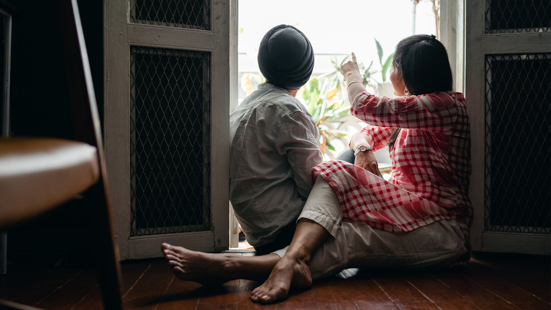 Husband and wife spending time at home (photo by Ketut Subiyanto from Pexels)